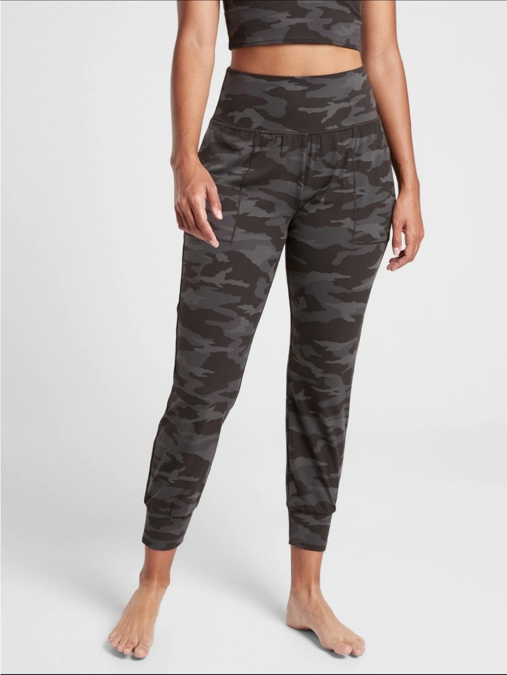 Athleta Salutation Camo Joggers size Medium